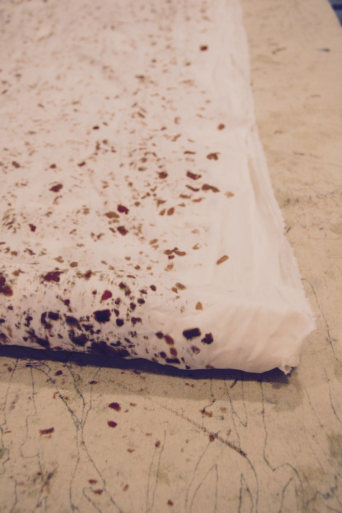 Garance frappée et enfermée dans le twill de soie