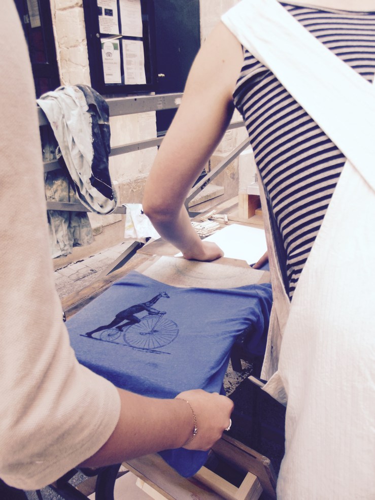 sérigraphie dans la rue, t-shirt